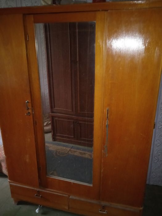 Продам шкаф трьодверний