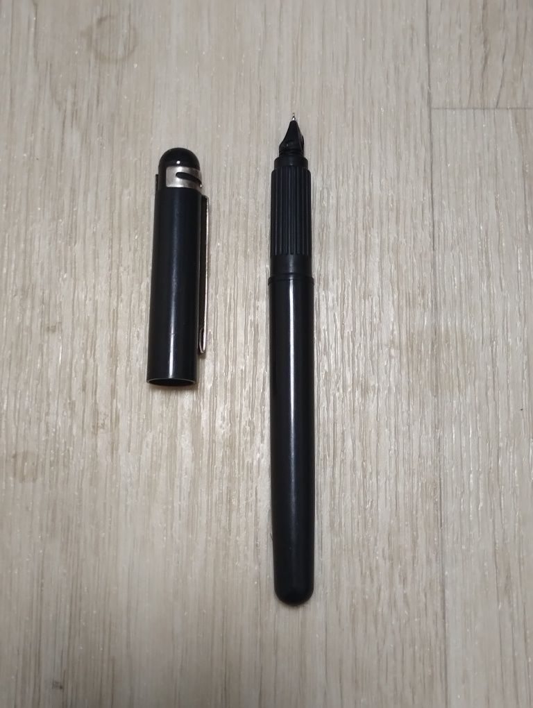 Перьевая ручка, чёрная