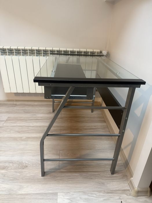 Szklane biurko z wysuwaną półką