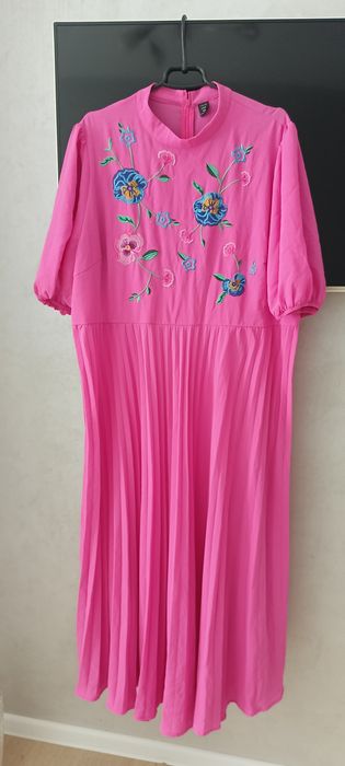 Яскрава сукня з вишивкою