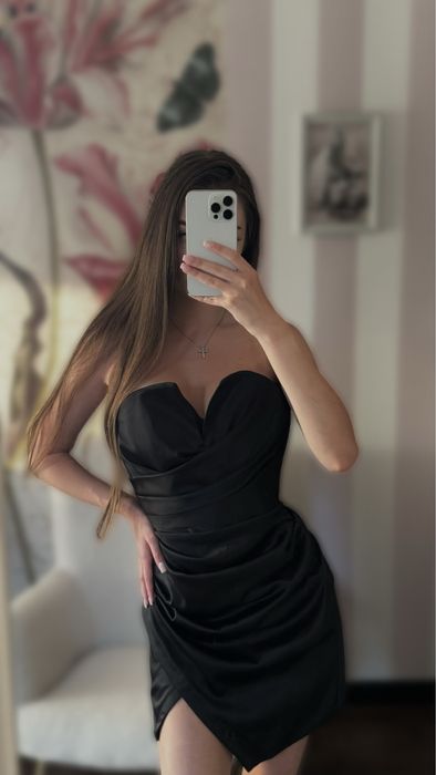 Сукня чорна з вирізом (нова)