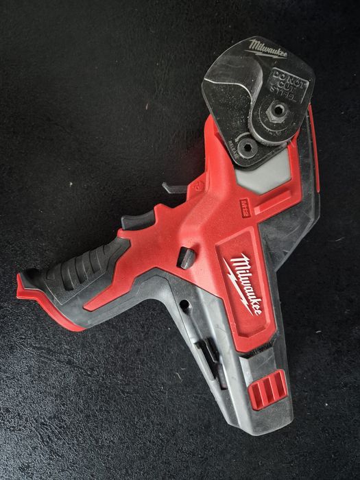 Akumulatorowy subkompaktowy obcinak do kabli MILWAUKEE M12 CC NOWY