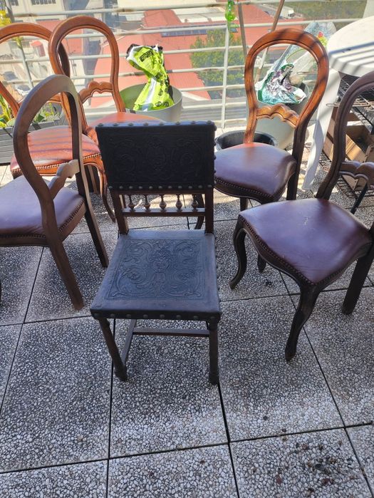 Cadeira em couro decorado e madeira