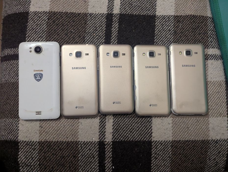 Купа старих телефонів Samsung та Prestigio