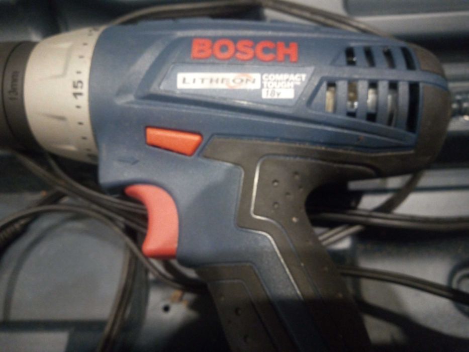 Продам комплект Bosch  18v 2 дрели 1 гайковерт 1  воздуходувка 4 акк