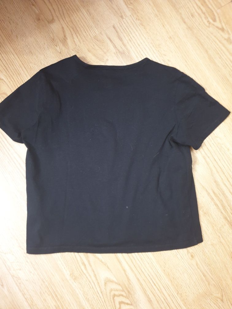 Czarny  T-shirt z modną aplikacją