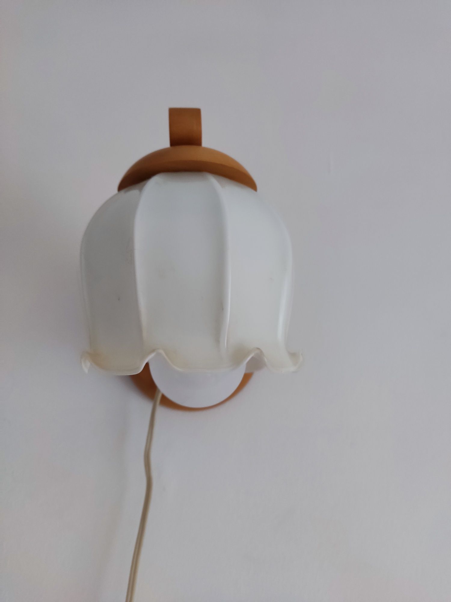 drewniany kinkiet z mlecznym szklanym kloszem SPRAWNA lampa