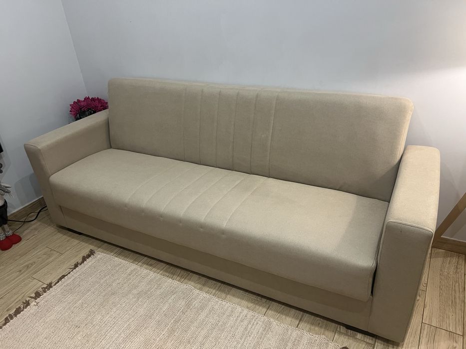 Sofá- cama bege com arrumação