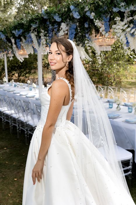 Розкішна весільна сукня з перлинами