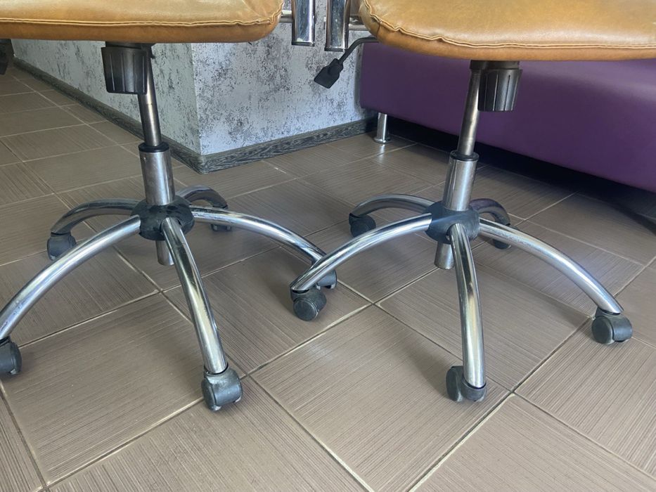 Крісло офісне/перукарське