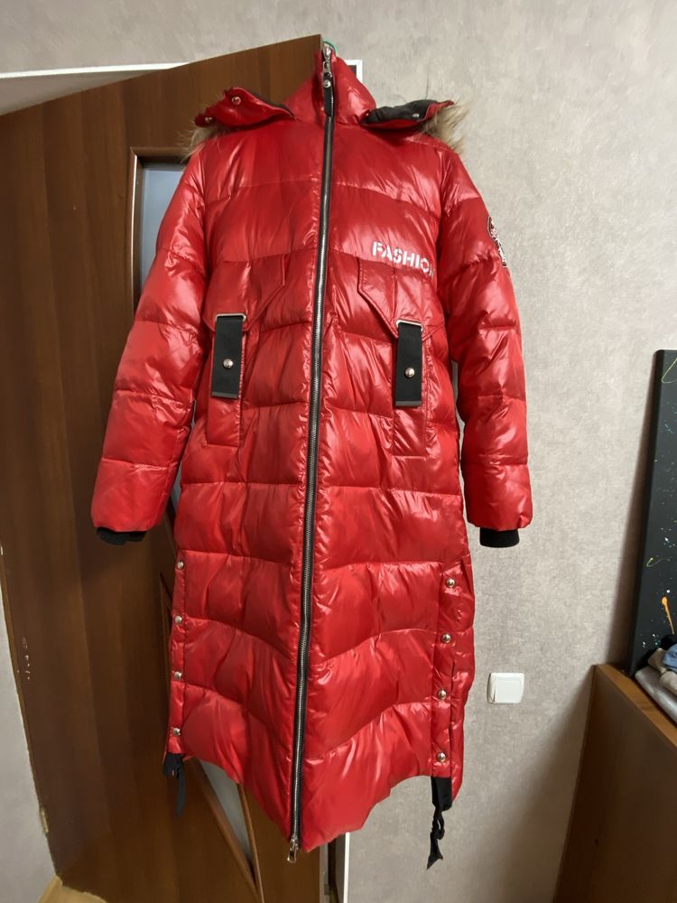 Пальто червоне,з натуральним міхом,розмір XL