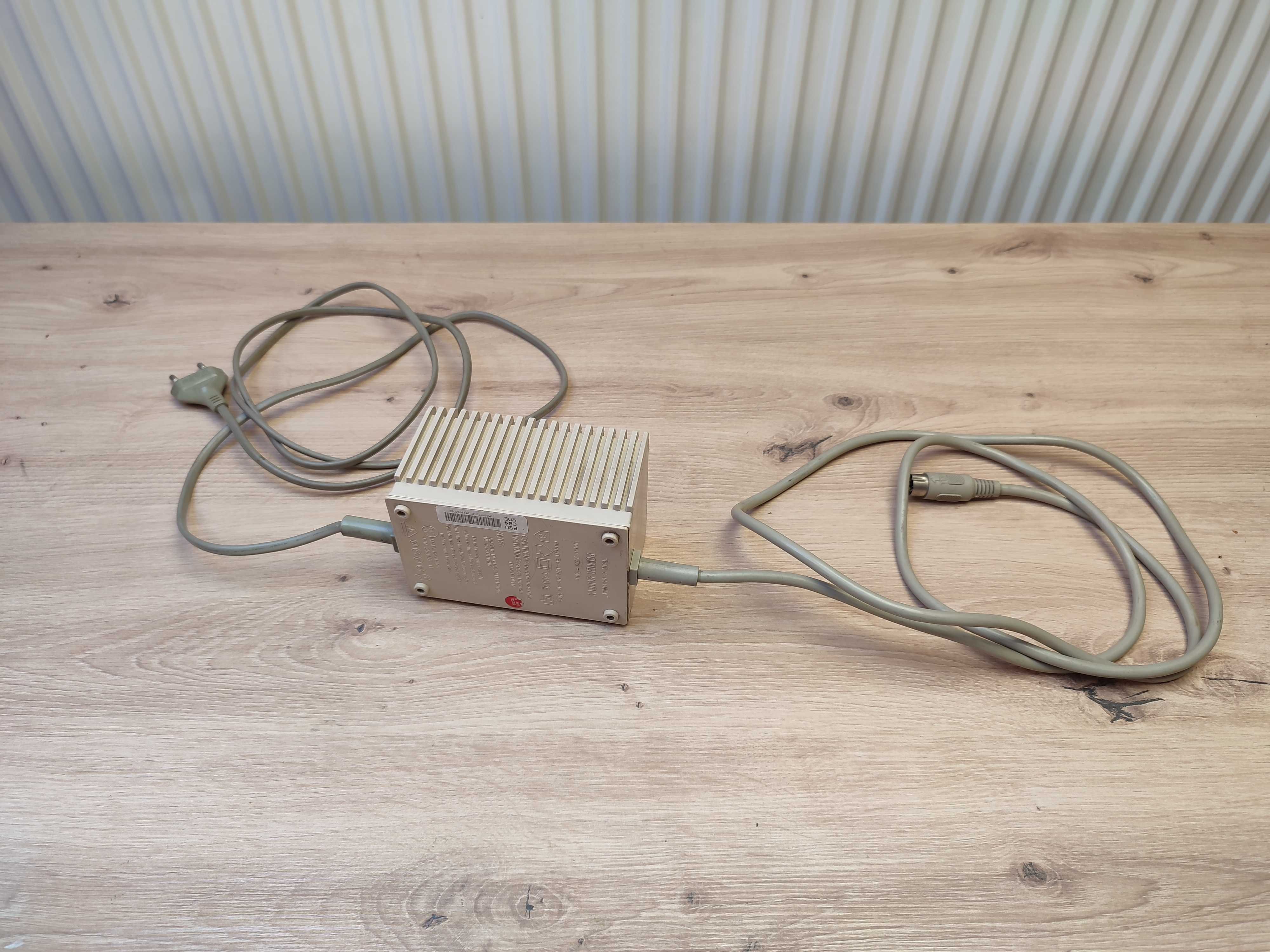Oryginalny zasilacz Commodore C64, stan bdb, sprawny w 100%.