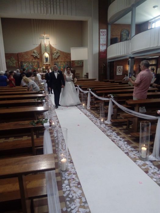 Dekoracje kościoła na ślub, biały i czerwony dywan, ścianka, tło