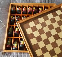 Tabuleiro de Xadrez em madeira 45x45 + 32 Peças em cerâmica