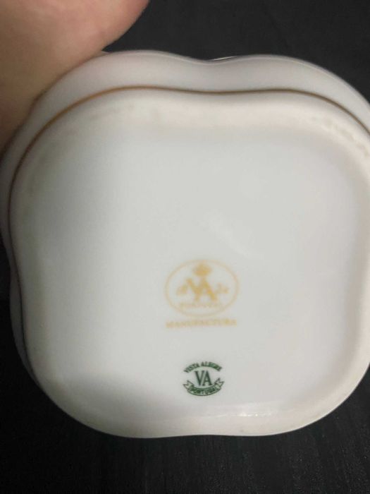 Caixa Gomos Corbeille Vista Alegre, pintada à mão e com barra de ouro