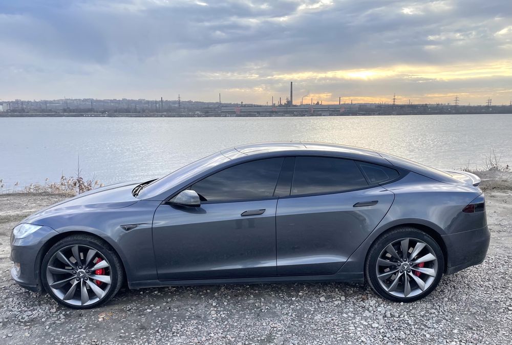 Tesla model s P90D