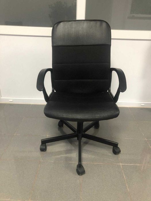 Cadeira de Escritório IKEA – Giratória e Confortável