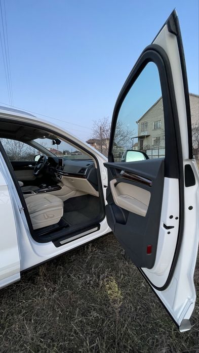 Audi Q5 2018 бензин 2.0 Premium Plus