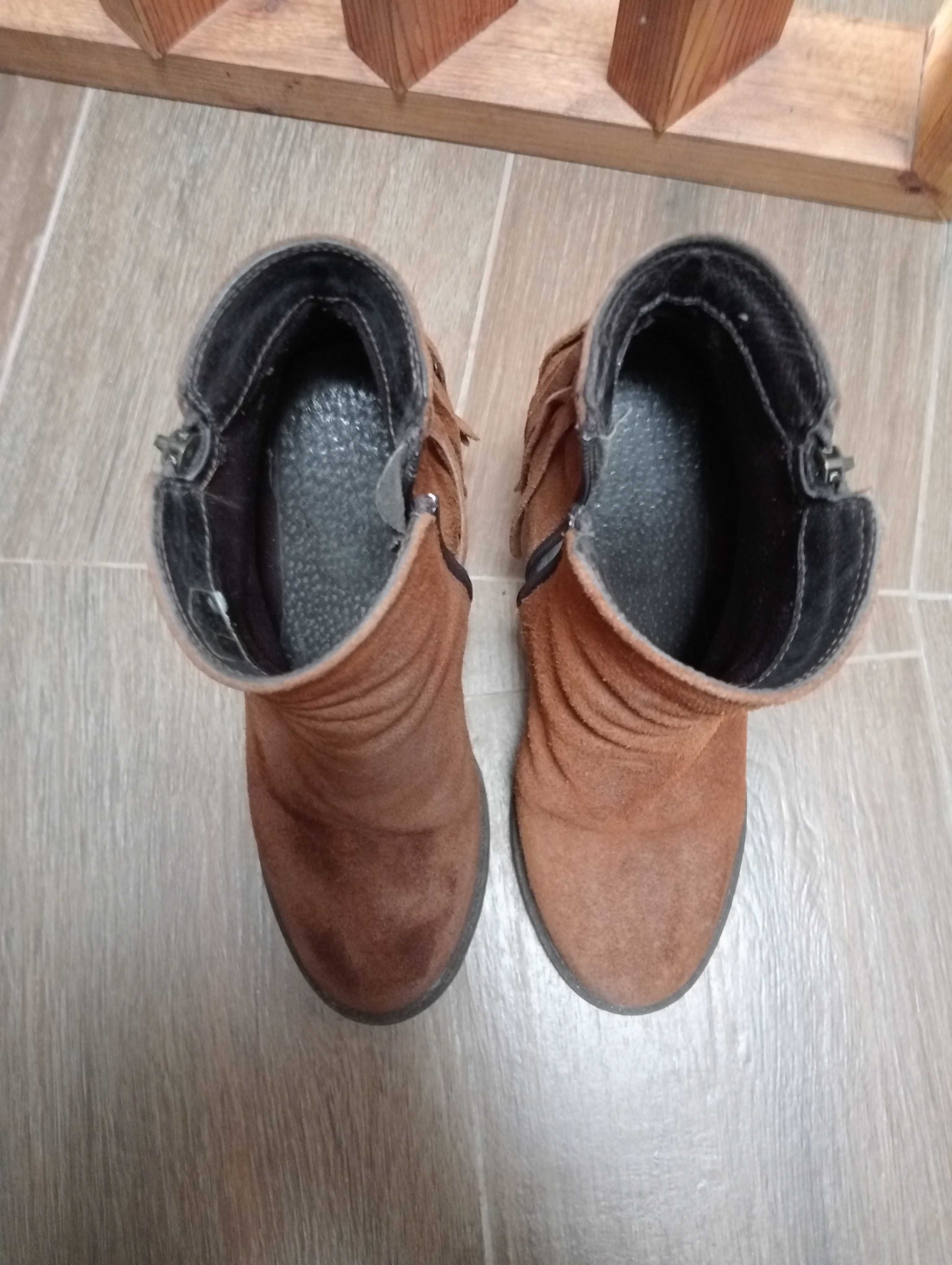 Botas em pele castanha
