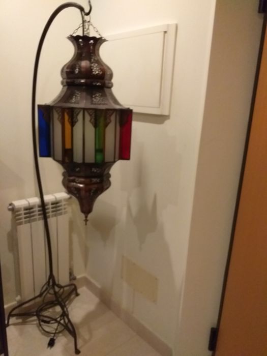 Bonito candeeiro marroquino eletrificado,tripé em.ferro feito à medida