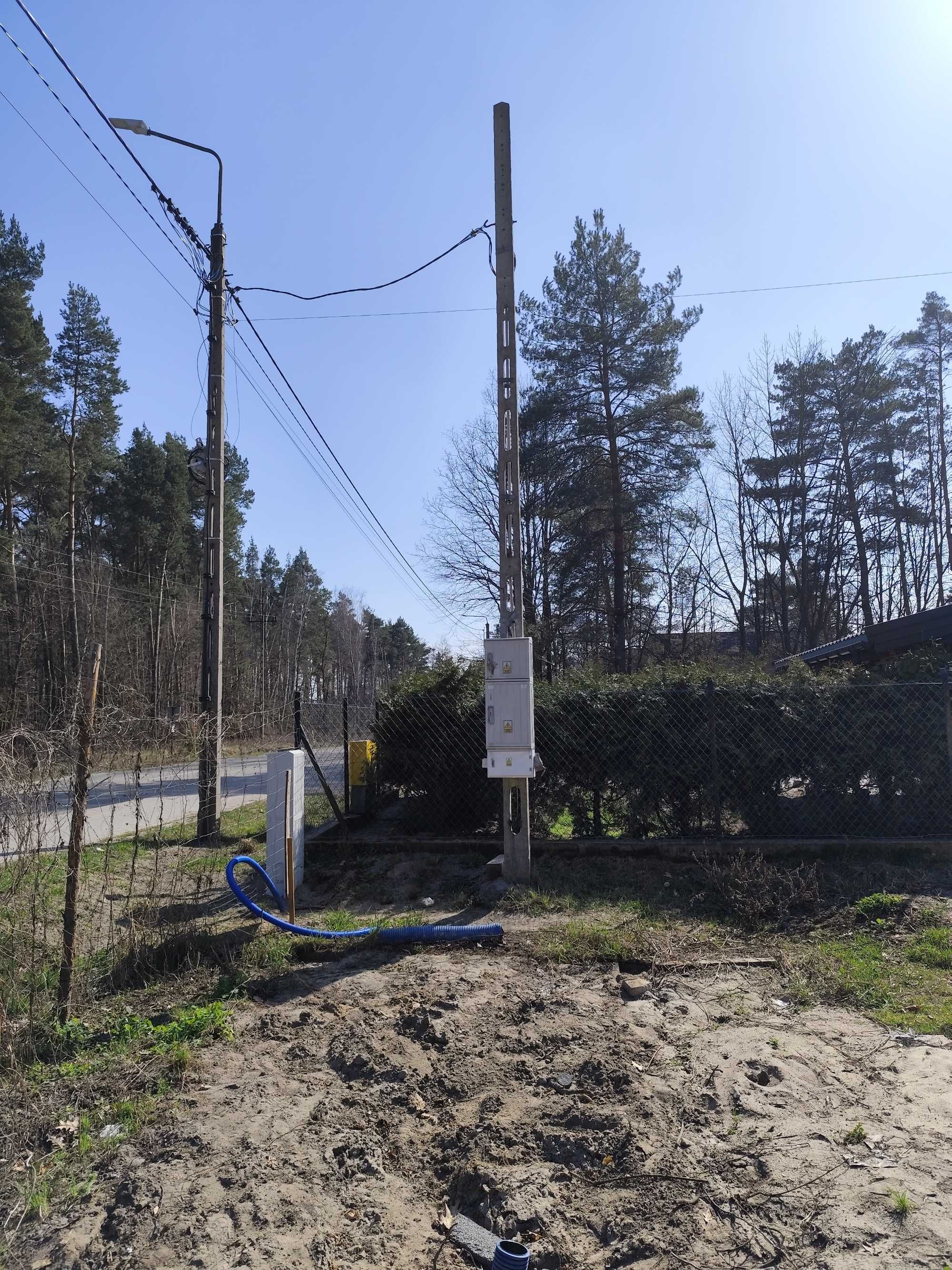 Słup elektryczny i RBtka prąd budowlany zaplecze budowy prowizorka