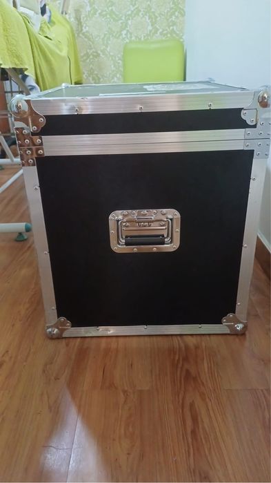Caixa de metal 58cm altura e 50cm de largura.