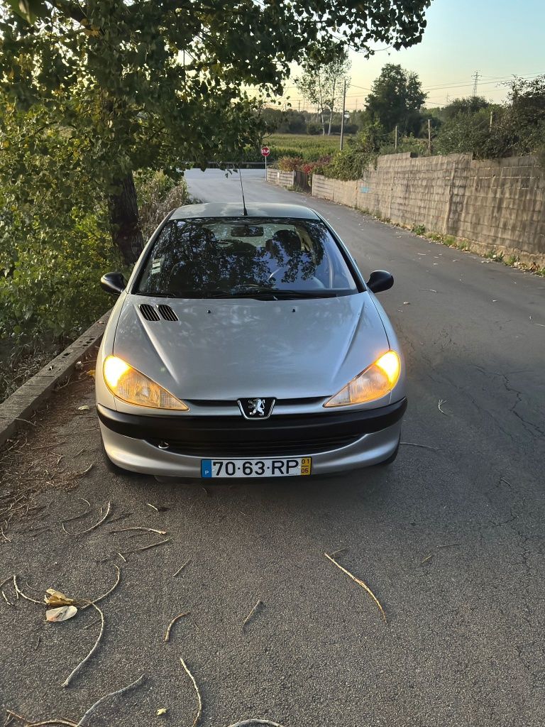 Peugeot 206 1.1 Gasolina  ano 2001