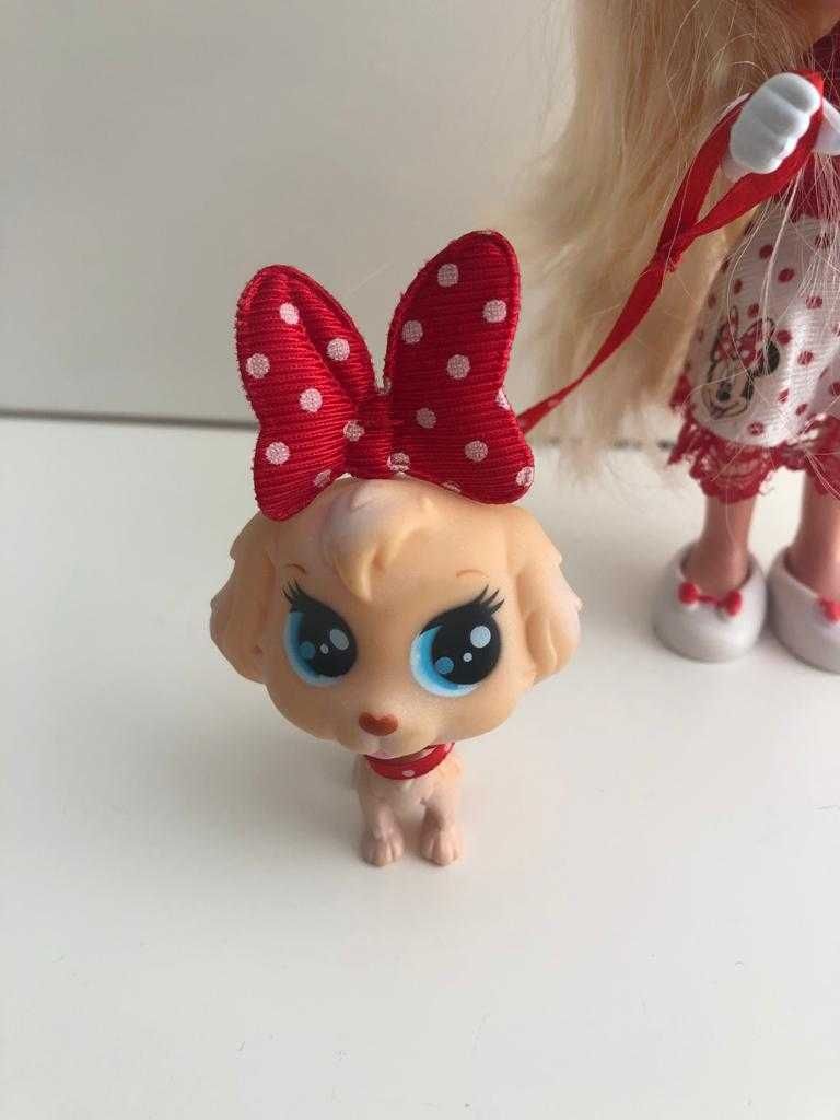 Boneca com animal de estimação