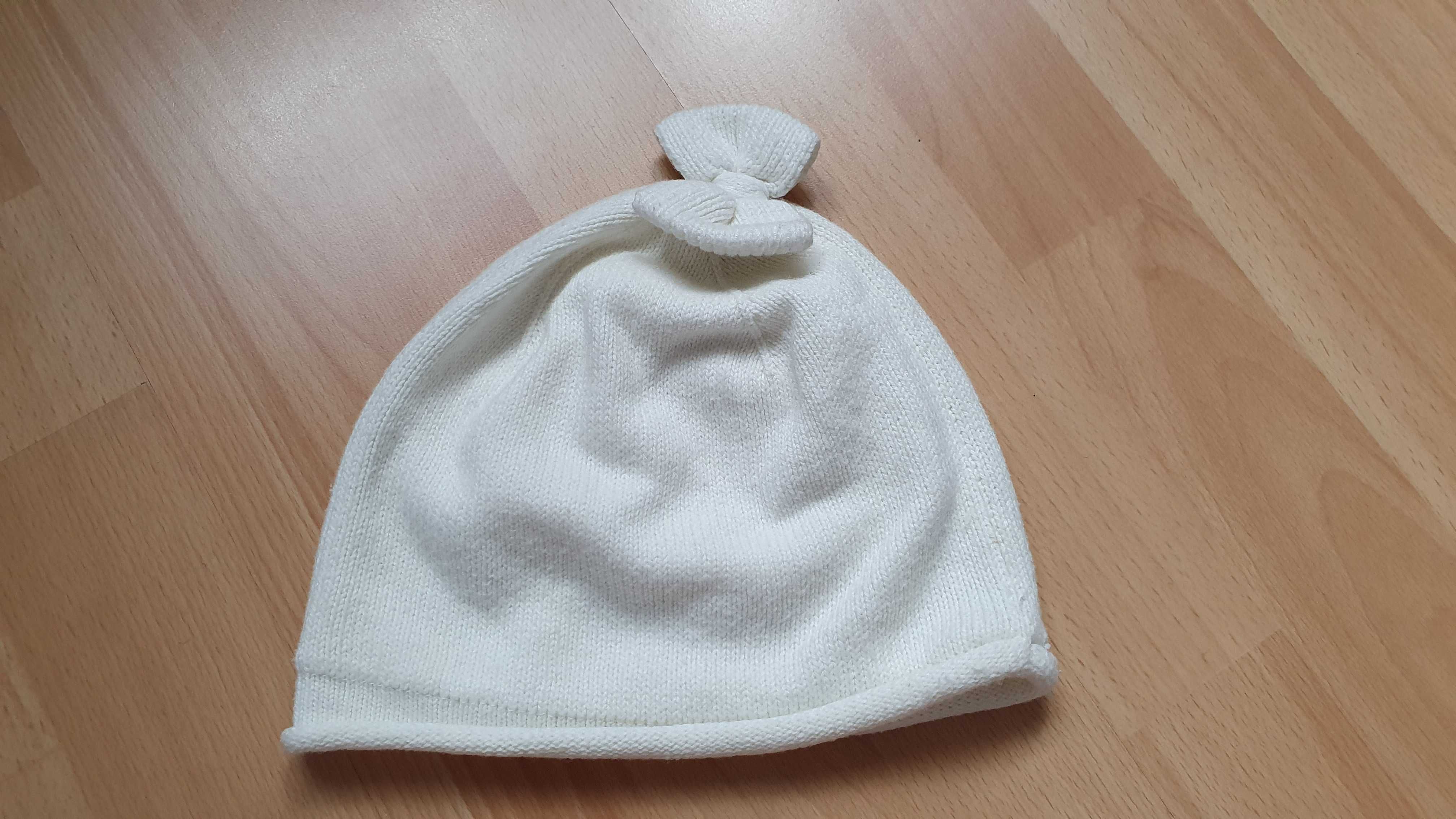Śliczna kremowa wiosenna czapeczka rozmiar 86cm