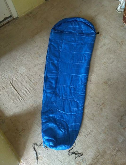 Блакитний спальний мішок