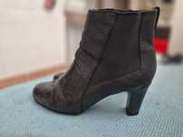 Botas em pele confortáveis.