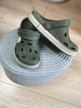 Crocsy khaki żaba