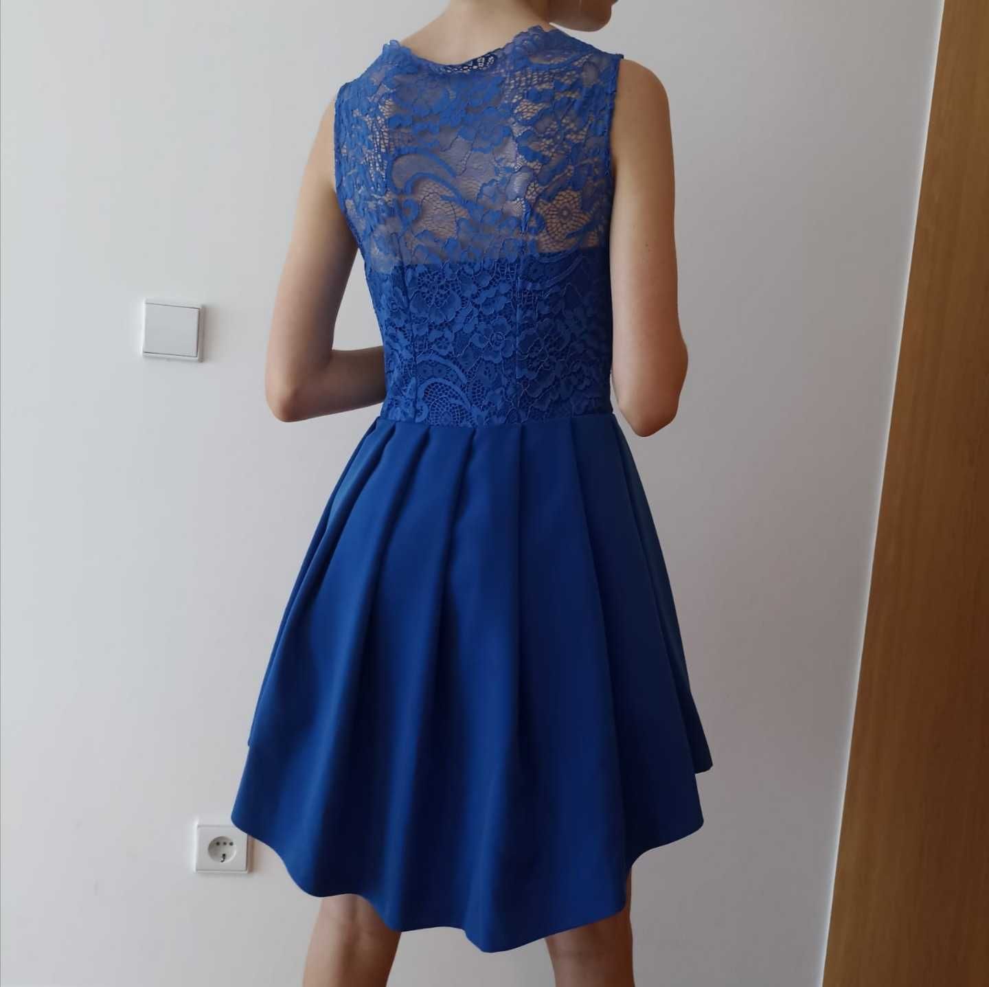 Vestido com renda azul