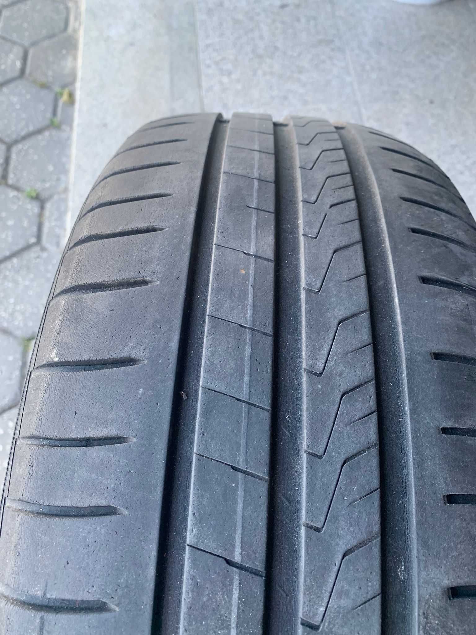 Pneu de carro em ótimo estado, com muito piso