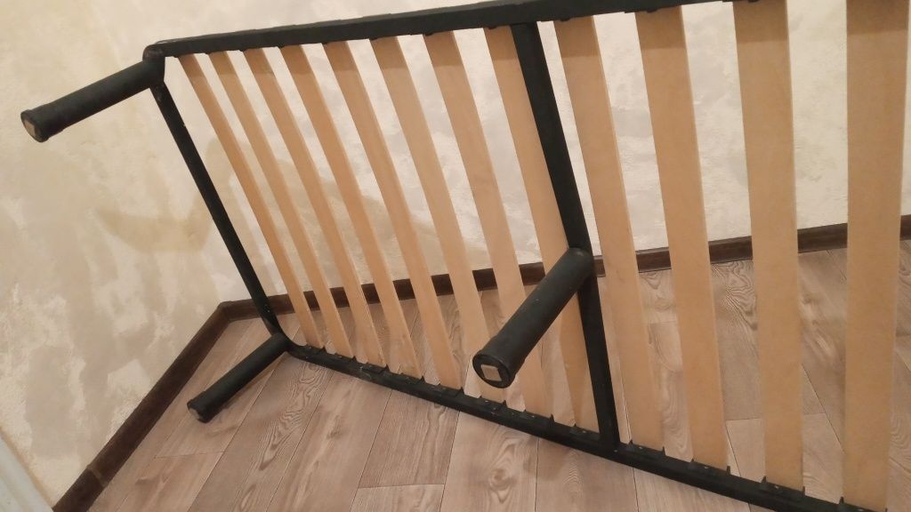 Продам кровать каркасную