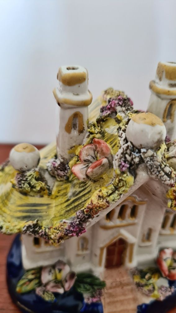 Casa em cerâmica pintada à mão