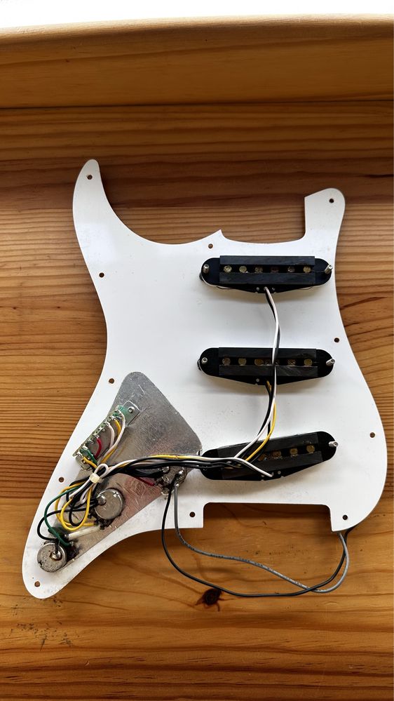 Fender Squier Standard Pickguard com electronica