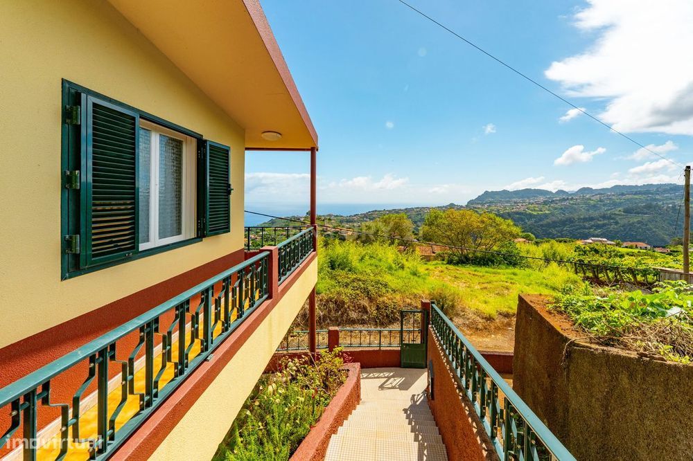 Refúgio Tranquilo em São Jorge – Moradia com Terreno e Vistas Deslumbr