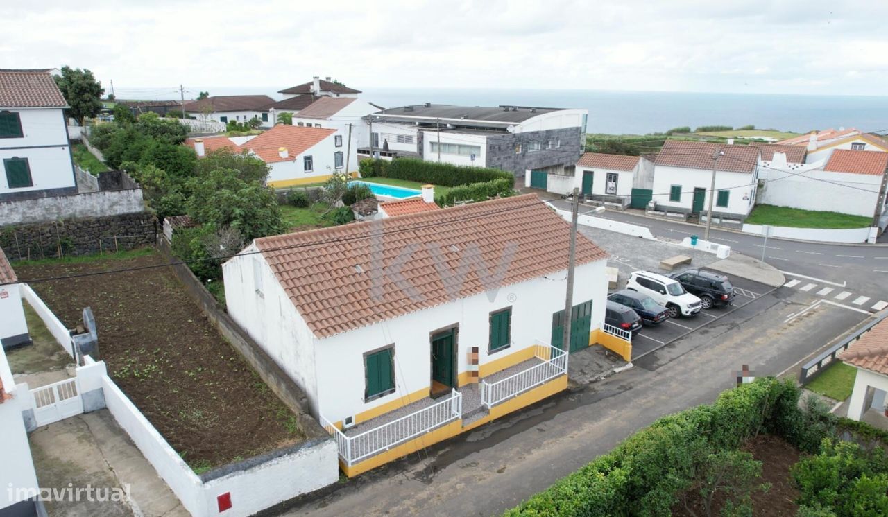Moradia Isolada V3+2, com garagem e quintal, com estacionamento ao lad