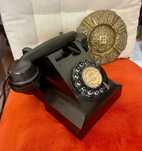 Telefone fixo em baquelite preto, modelo de disco rotativo