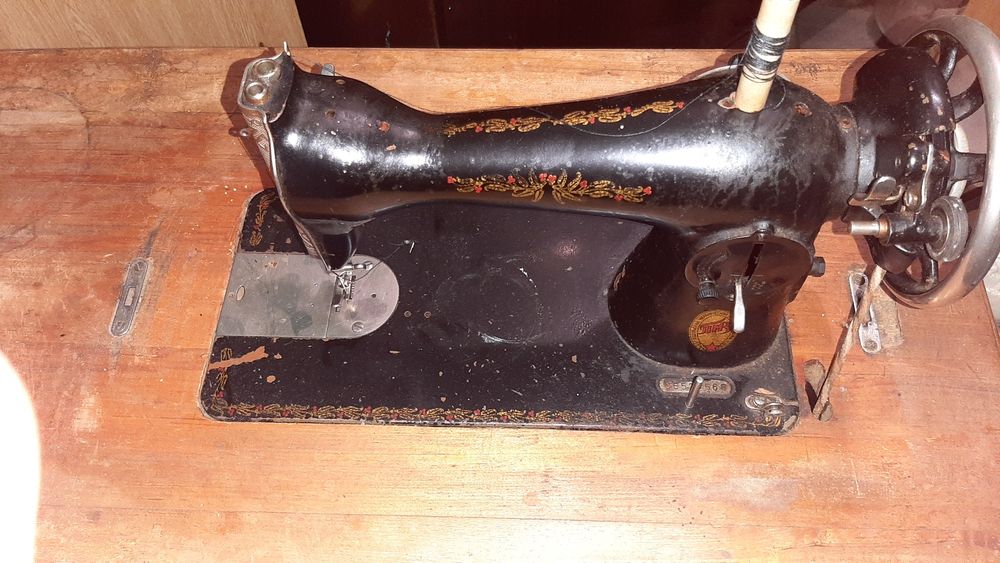 Продам швейну "Подолку" ножну М2