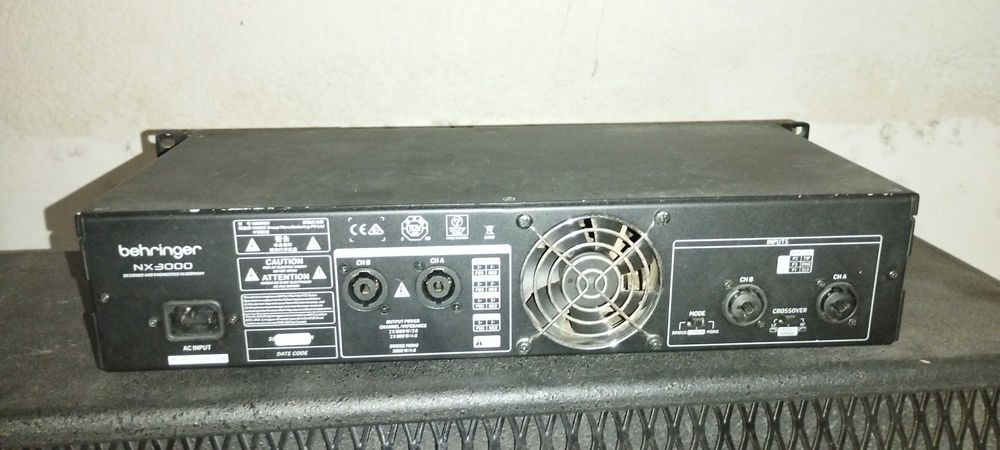 Colunas Cerwin Vega e amplificador Behringer NX 3000
