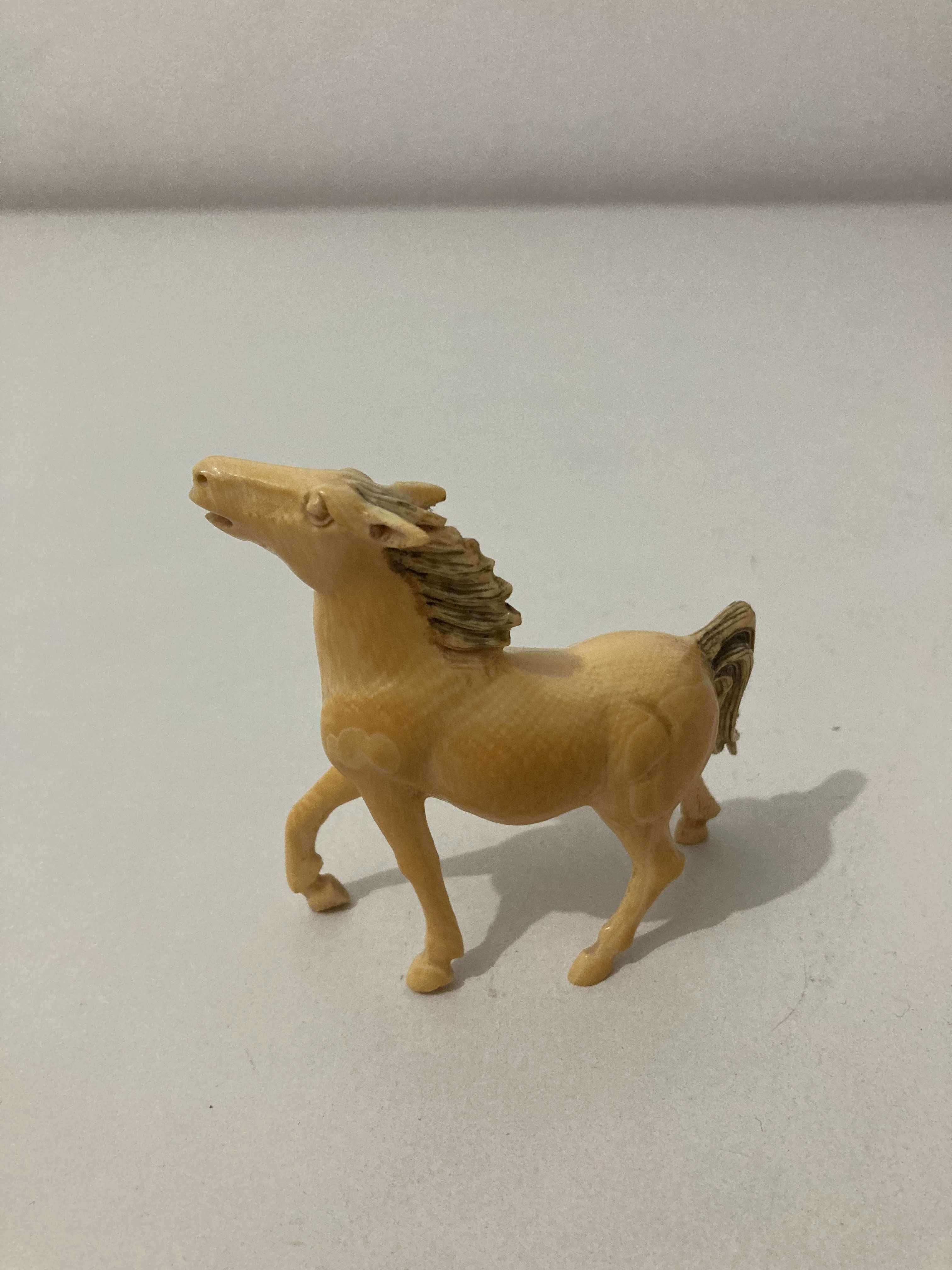 Escultura lindo Cavalo miniatura em material nobre antigo