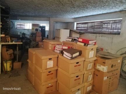 Garagem / Armazém com 132m2