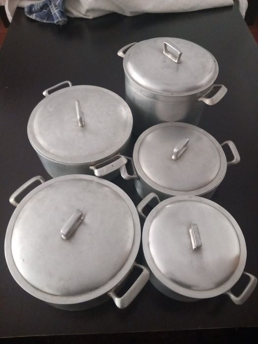 5 Panelas de  ferro fundido de vários tamanhos