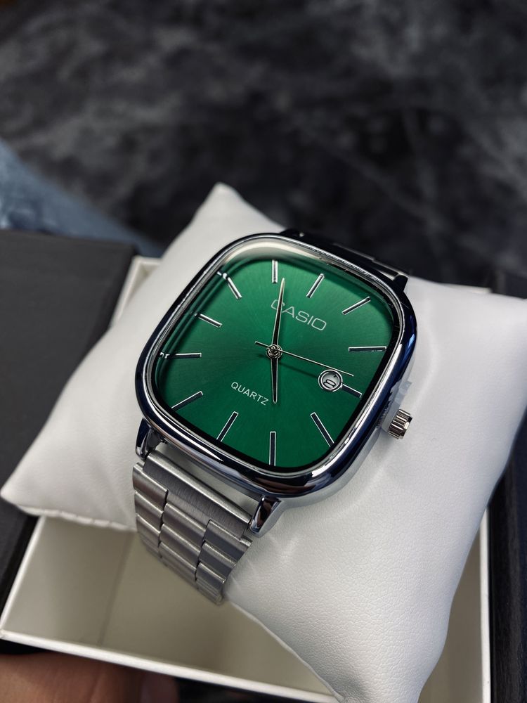 Зелений класичний годинник Casio