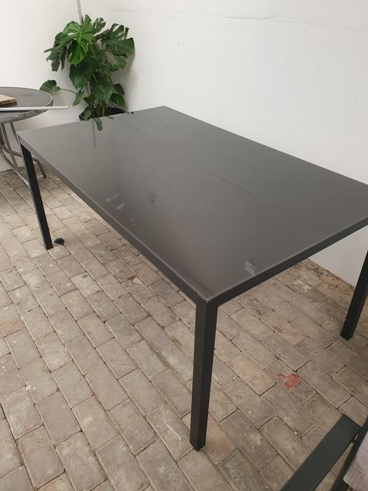 Mesa de metal com tampo em vidro