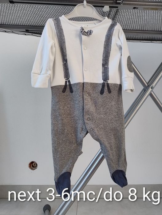 Next 68 pajacyk z szelkami i muchą