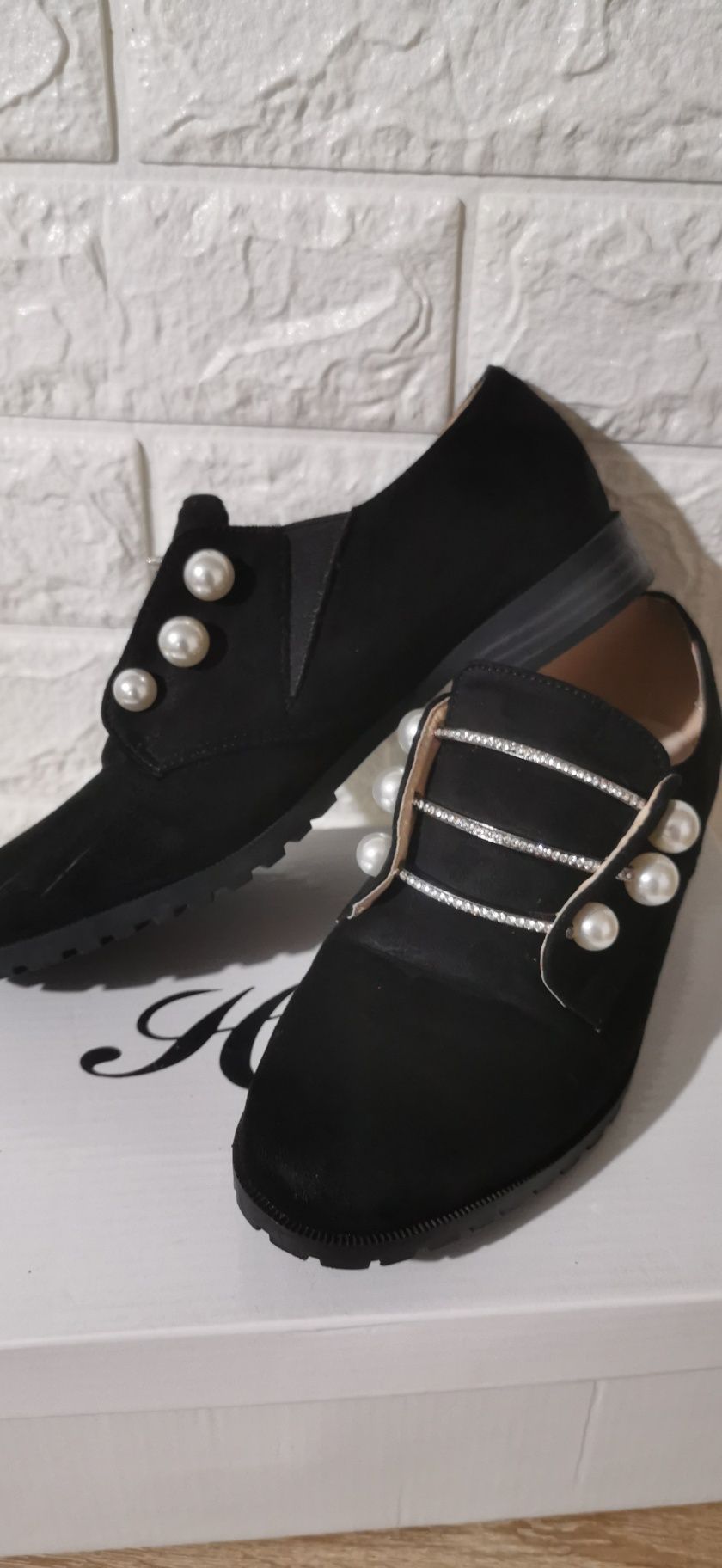 Czarne buty z perełkami