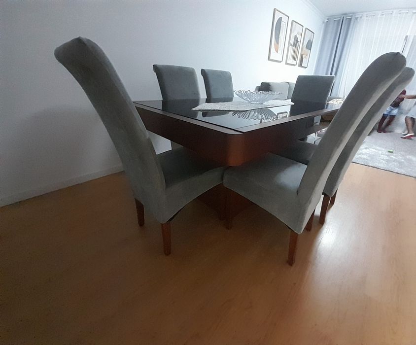 Mesa com 6 cadeiras
